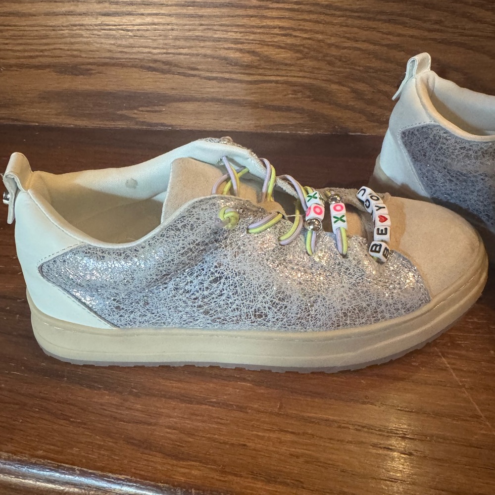 Girls size 1 Steve Madden sneakers
